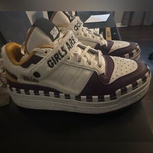 Girls Are Awesome x Adidas Triple Platforum Low sneakers